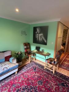 Richly decorated flat in Central Leeds, 600m to shopping street, paid parking