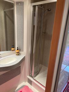 Richly decorated flat in Central Leeds, 600m to shopping street, paid parking