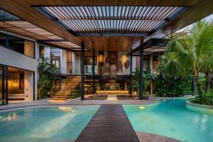 Villa Baratega - Dreamy Urban Tropical 6BR Villa for Large Group