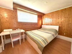 Spacious 5 Bedroom House Near YVR Airport, Transit & Shopping