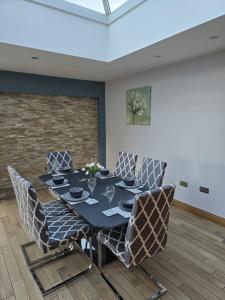The Headley Manor Lux 6-Bedroom Home in Oxford