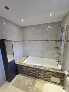 The Headley Manor Lux 6-Bedroom Home in Oxford