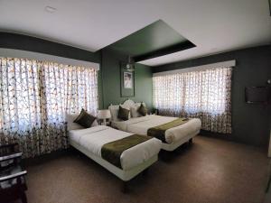 7 ROADS RESORT 50mts to lake
