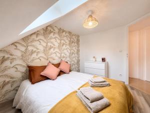 2-bedroom apartment, 2 bathrooms, wifi & garage