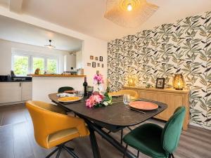 2-bedroom apartment, 2 bathrooms, wifi & garage