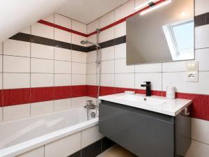 2-bedroom apartment, 2 bathrooms, wifi & garage