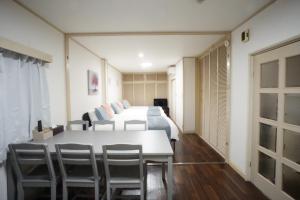 Apartment House White Mansion