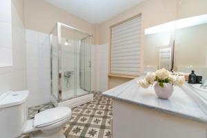 Central 3-Bedroom, 2-Bathroom Apartment in a Stylish Building