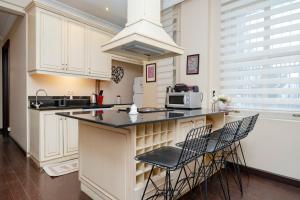 Central 3-Bedroom, 2-Bathroom Apartment in a Stylish Building