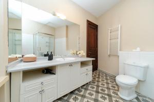 Central 3-Bedroom, 2-Bathroom Apartment in a Stylish Building