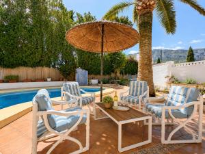 Planta baja independiente en villa con piscina