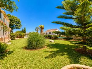 Planta baja independiente en villa con piscina