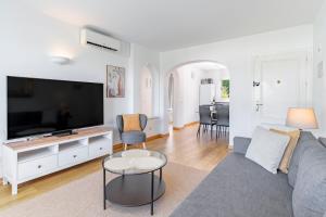 Sea View 2-Bedroom Apartment in Miraflores La Cala de Mijas