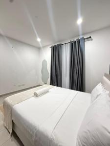 Cozy beach-close 1BR with pool, gym and parking