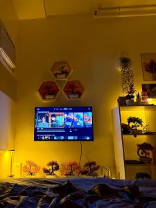 Cozy Studio near Araneta with SmartLock, Netflix, and WiFi