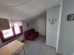 Cozy apartment in a tenement house near the beach