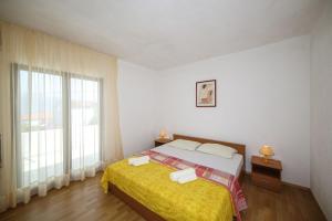 Cozy Beachfront Holiday Home Slatine
