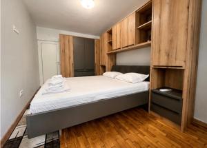Elegant 2BR Apartment • Sea Garden & City Center