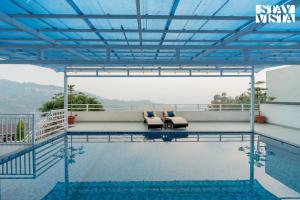 StayVista at Gazania Villa with Outdoor Pool, Bonfire