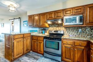 Pet-Friendly Cottage with Private Beach Access & Pier in Dauphin Island, Alabama