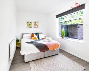 Contractor-Friendly 4BR House, Liverpool, Sleeps 7, Fast WIFI