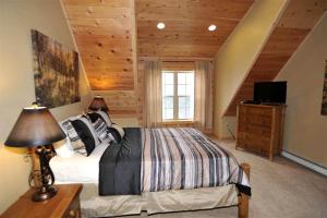 Secluded Breckenridge Log Cabin | Creekside, Fireplace & Sleeps 8