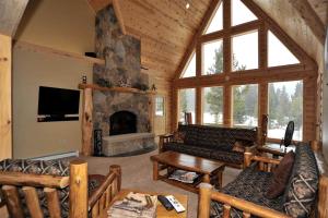 Secluded Breckenridge Log Cabin | Creekside, Fireplace & Sleeps 8