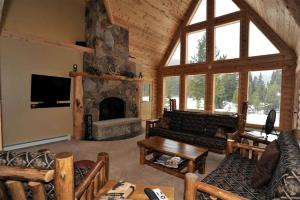 Secluded Breckenridge Log Cabin | Creekside, Fireplace & Sleeps 8