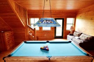 Beautiful Mountain Haven Cabin | Hot Tub, Foosball & Pool Table