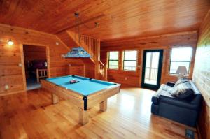 Beautiful Mountain Haven Cabin | Hot Tub, Foosball & Pool Table