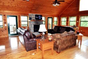 Beautiful Mountain Haven Cabin | Hot Tub, Foosball & Pool Table