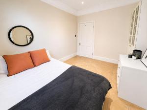 Ealing Shared Home by Hububb