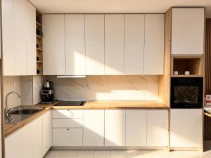 Modern 1BR Apt in Heart of City Private Parking Fast WiFi