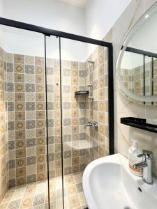 Modern 1BR Apt in Heart of City Private Parking Fast WiFi