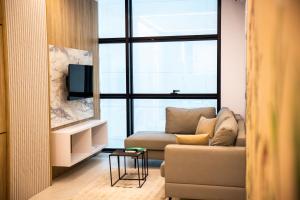 Modern 1BR Apt in Heart of City Private Parking Fast WiFi