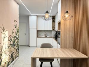 Modern 1BR Apt in Heart of City Private Parking Fast WiFi