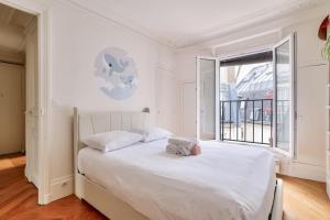 Parisian 2BR flat 100m to Notre Dame & Pantheon