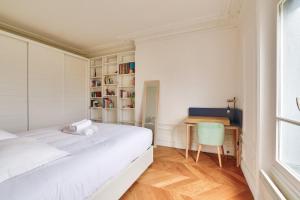 Parisian 2BR flat 100m to Notre Dame & Pantheon