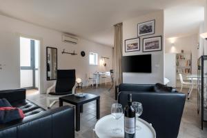 GuestHost - Modern Balcony Flat near the Center