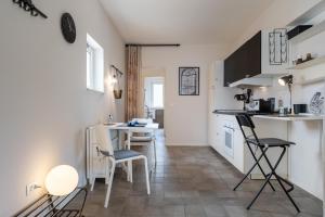 GuestHost - Modern Balcony Flat near the Center