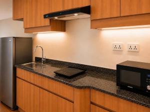 Modern 1BR Condo with Balcony & City View