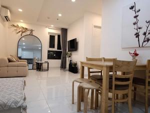 La Vela - Quiet Corner 2BR Apt - City center