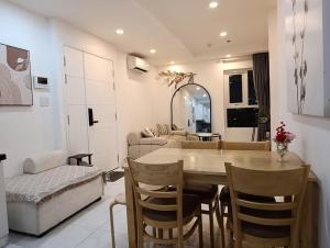 La Vela - Quiet Corner 2BR Apt - City center