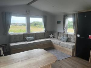 Charlies Lookout, spacious caravan - sleeps 6