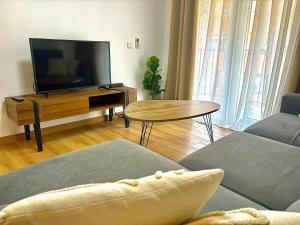 Renovated APT, Beach 1 min, WiFi, AC