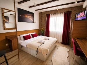TANTRA Studio 7 NACU Universitate