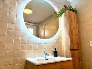 Renovated APT, Beach 1 min, WiFi, AC