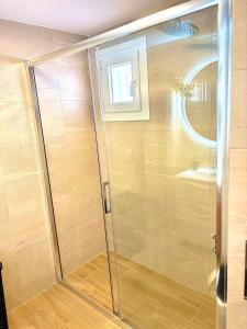 Renovated APT, Beach 1 min, WiFi, AC