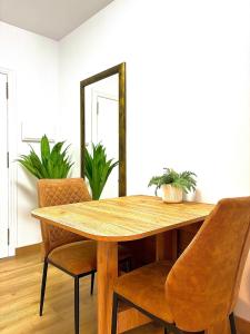 Renovated APT, Beach 1 min, WiFi, AC