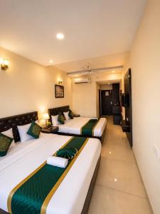 Hotel Woodlark Heights Zirakpur Chandigarh !! Family Hotel ! Easy Airport Access ! Budget Friendly